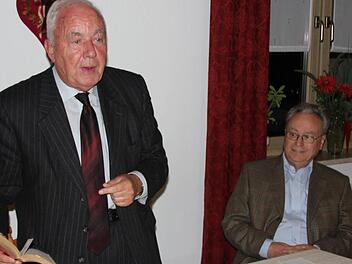 Die frühere SPD-Minister Dieter Haack zitierte aus Bibel und  Werken von Helmut Schmidt; rechts Franz-Josef Zeheter. Foto: Ralf Kestel