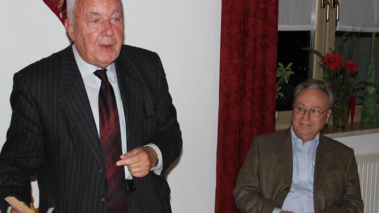 Die frühere SPD-Minister Dieter Haack zitierte aus Bibel und  Werken von Helmut Schmidt; rechts Franz-Josef Zeheter. Foto: Ralf Kestel