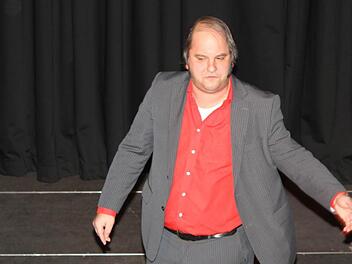 "Vom Ding her" immer übellaunig: der Humorist Matthias Egersdörfer in der Höchstadter Kulturfabrik Fotos: Rudolf Görtler