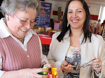 Leopoldine Wiesner und Ana Maria Benevides Werner grübeln über den Geschicklichkeitsspielen. Bei den "SpieleWochen" im Jugend- und Kulturzentrum ist auch Geduld gefragt. Foto: Carmen Schmitt