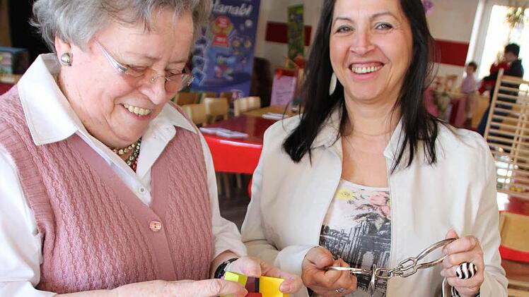 Leopoldine Wiesner und Ana Maria Benevides Werner grübeln über den Geschicklichkeitsspielen. Bei den "SpieleWochen" im Jugend- und Kulturzentrum ist auch Geduld gefragt. Foto: Carmen Schmitt