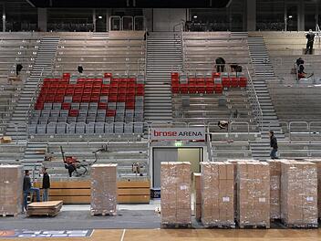 In der Brose-Arena in Bamberg müssen 4000 graue Sitzflächen ausgetauscht werden Das Bild entstand bei der Montage der instabilen Sitze um die Jahreswende. Foto: Ronald Rinklef