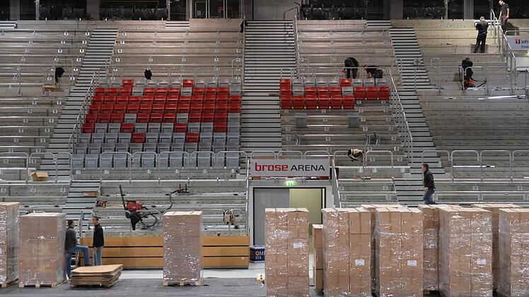 In der Brose-Arena in Bamberg müssen 4000 graue Sitzflächen ausgetauscht werden Das Bild entstand bei der Montage der instabilen Sitze um die Jahreswende. Foto: Ronald Rinklef