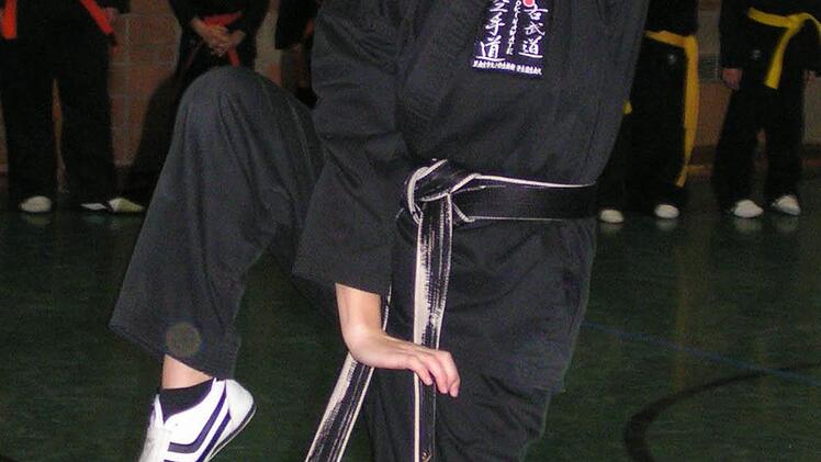 Sabrina Hofmann, die Organisatorin des Lehrgangs, bei der Vorführung "Kranich auf der Jagd".