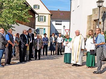 Bürgermeister Wolfgang Desel (rechts) dankte allen Beteiligten, anschließend segnete Pfarrer Alfred Ott die neue Ortsmitte. Fotos: Andrea Spörlein