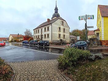 Auf Innenentwicklung setzt der Rannunger Gemeinderat. Er verlängerte das  Förderprogramm der Allianz Schweinfurter Oberland für Investitionen zur  Innenentwicklung und schloss sich der Förderinitiative "Innen statt Außen"  des Freistaates an. Unser Bild zeigt rechts das Pfarrhaus und das ehemalige  Schwesternheim.  Dieter Britz