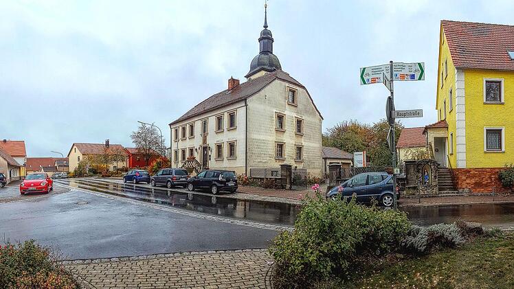 Auf Innenentwicklung setzt der Rannunger Gemeinderat. Er verlängerte das  Förderprogramm der Allianz Schweinfurter Oberland für Investitionen zur  Innenentwicklung und schloss sich der Förderinitiative "Innen statt Außen"  des Freistaates an. Unser Bild zeigt rechts das Pfarrhaus und das ehemalige  Schwesternheim.  Dieter Britz