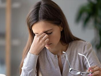 Niemals endende Selbstzweifel können bis zum Burn-out führen. Symbolfoto: fizkes/ Adobe Stock