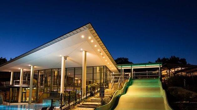 Inmitten der Fr&auml;nkischen Schweiz bietet die Therme Obernsees in Mistelgau eine Vielzahl an Becken mit unterschiedlichen Temperaturen. Foto: Martin Hirsch