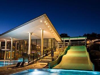 Inmitten der Fränkischen Schweiz bietet die Therme Obernsees in Mistelgau eine Vielzahl an Becken mit unterschiedlichen Temperaturen. Foto: Martin Hirsch