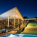 Inmitten der Fränkischen Schweiz bietet die Therme Obernsees in Mistelgau eine Vielzahl an Becken mit unterschiedlichen Temperaturen. Foto: Martin Hirsch