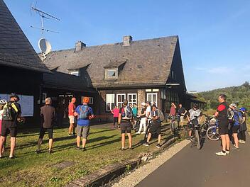 Wildfleckens Bürgermeister Gerd Kleinhenz hieß die Teilnehmer zur Informationsveranstaltung "Inszenierung Rhönexpress Bahn-Radweg" mit anschließender Ausfahrt.Emma Ferkinghoff