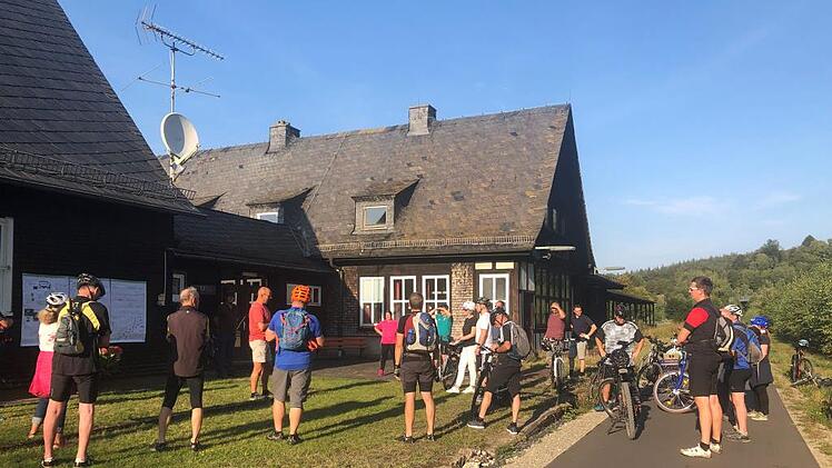 Wildfleckens Bürgermeister Gerd Kleinhenz hieß die Teilnehmer zur Informationsveranstaltung "Inszenierung Rhönexpress Bahn-Radweg" mit anschließender Ausfahrt.Emma Ferkinghoff