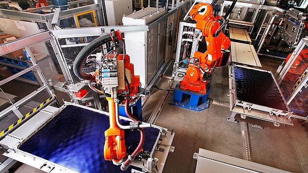 Roboterfertigungsanlage f&uuml;r PV-Kollektoren bei der Firma GREENoneTEC in &Ouml;sterreich