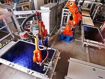 Roboterfertigungsanlage für PV-Kollektoren bei der Firma GREENoneTEC in Österreich
