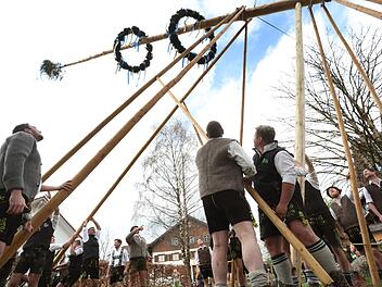 Kreis Miltenberg: Maibaum fällt um - drei Kinder verletzt