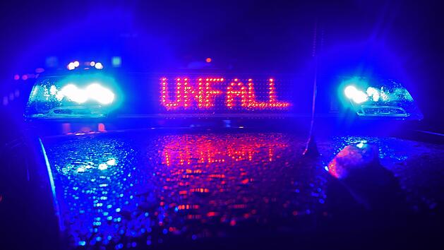 17-Jähriger stirbt bei Unfall in Bayern: Betrunken und ohne Führerschein gegen Baum geprallt
