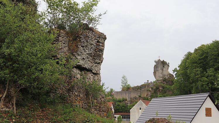 Fränkische Schweiz Burg Burgruine Felsen und Dorf