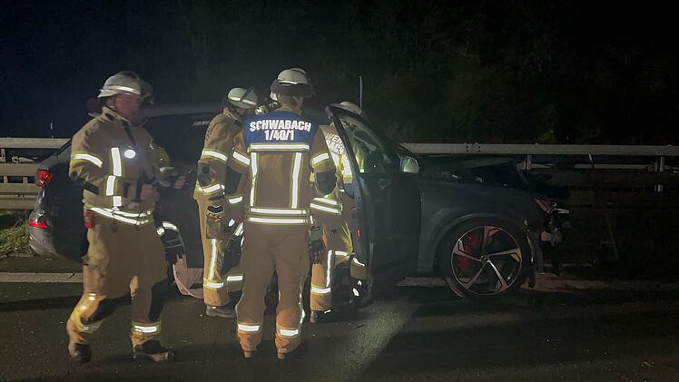 Unfall mit drei Autos: Mindestens eine Person verletzt
