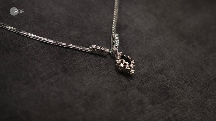 Als weiteres Objekt datierte Patrick Lessmann ein Collier aus 585er Weißgold mit Saphir und 0,9 Karat Brillanten aus den 1970er Jahren. Wunschpreis: 2.800 bis 3.000 Euro. Der Experte schätzte 2.300 bis 2.400 Euro. Trotz Händlerkarte endete der Versuch im Händlerraum bei 2.025 Euro von Susanne Steiger - und die Verkäufer nahmen den Schmuck wieder mit.