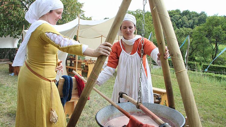 Die Frauen färben Stoffe.