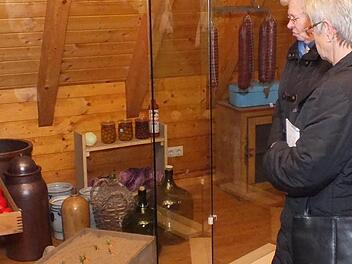 Mit der Vorratshaltung befasst sich die Ausstellung "Sauerkraut und Ketchup", die bis 30. September in der Museumsscheune auf Schloss Aschach läuft. Fotos: Björn Hein