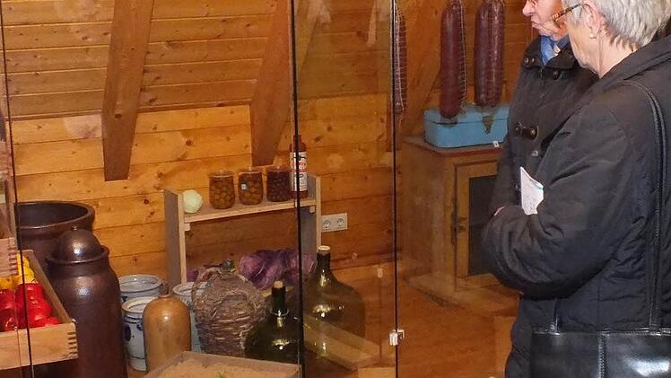 Mit der Vorratshaltung befasst sich die Ausstellung "Sauerkraut und Ketchup", die bis 30. September in der Museumsscheune auf Schloss Aschach läuft. Fotos: Björn Hein