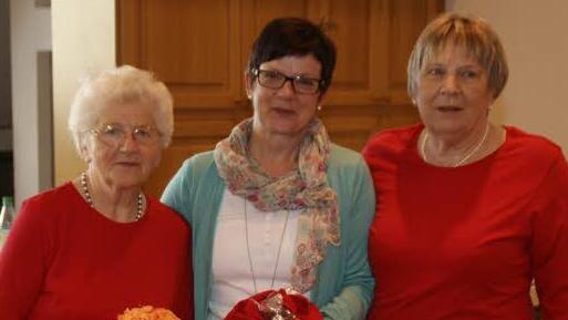 Drei Frauen, die für 30 Jahre Seniorengymnastik in Eltmann stehen: Gründungsmitglied Klara Gröschel und die Übungsleiterinnen Maria Klein und Ellen Tonne (von links).