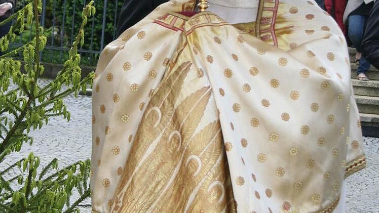 Pater Jan Poja trug das Allerheiligste.