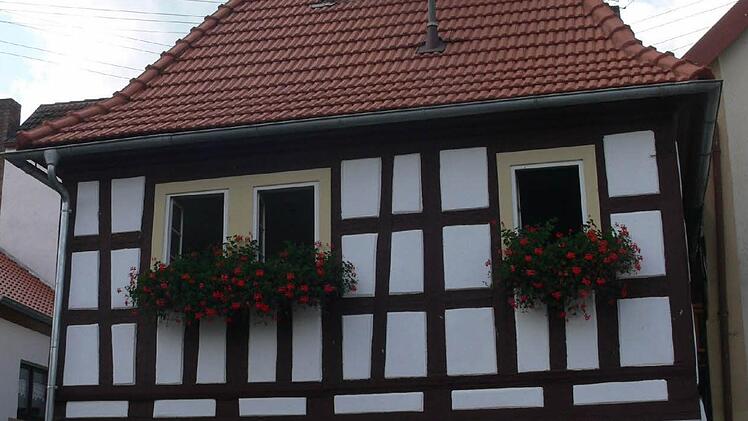 Das putzige Rathaus von Ibind ist ein oft fotografiertes Motiv. Politische Entscheidungen werden hier nicht mehr gefällt. Foto: Wagner