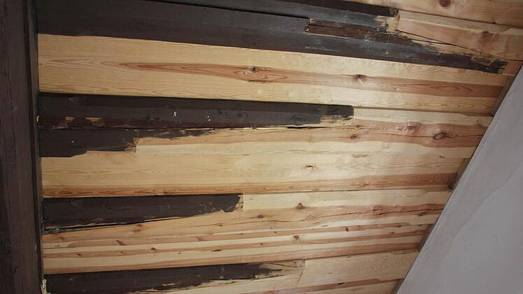 Die maroden Teile der Deckenbalken wurden ersetzt, die neuen Balkenteile (helles Holz) mit dem noch guten Bestand (dunkles Holz) fachmännisch verzahnt.