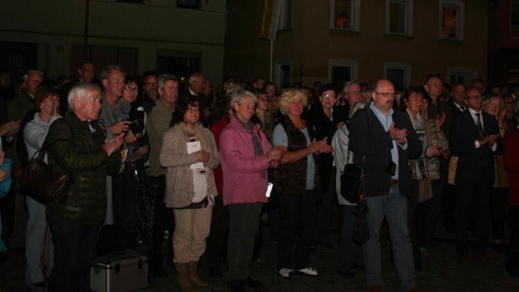Viele Höchstadter begrüßten den Gast aus Rom auf dem Marktplatz. Foto: Evi Seeger