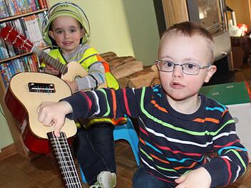 Der dreijährige Matthias und sein älterer Bruder Johannes (von links) lieben das Musik machen. Doch lange hält es Johannes nicht im Sitzen aus. Viel lieber schaut er sich den Besuch mit der großen Kamera mal aus der Nähe an. Foto: Lisa Kieslinger