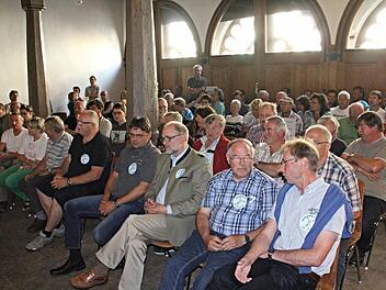 Zuhörer Pro und Kontra Windkraft bei der Sitzung des Stadtrates Ebern am Donnerstag in der Rathaushalle. In der ersten Reihe hatten sich Befürworter des Projekts mit Altbürgermeister Robert Herrmann (Dritter von rechts),zugleich Vorsitzender der Bürgerwaldkörperschaft, postiert. Auf Bürgerwaldgelände sollen die Windräder entstehen. Foto: Helmut Will