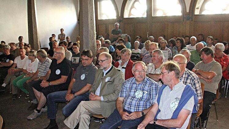 Zuhörer Pro und Kontra Windkraft bei der Sitzung des Stadtrates Ebern am Donnerstag in der Rathaushalle. In der ersten Reihe hatten sich Befürworter des Projekts mit Altbürgermeister Robert Herrmann (Dritter von rechts),zugleich Vorsitzender der Bürgerwaldkörperschaft, postiert. Auf Bürgerwaldgelände sollen die Windräder entstehen. Foto: Helmut Will