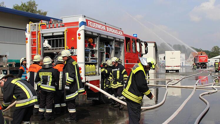 Zehn Feuerwehren beteiligten sich an der Großübung in Aschbach.