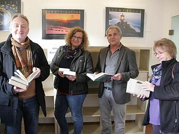 Pfarrer Ralph Utz, Elke Seeler, Bürgermeister Ludwig Nagel und Christel von der Dunk (v. l.) haben schon begonnen, das offene Bücherregal zu bestücken. Foto: Sylvia Hubele