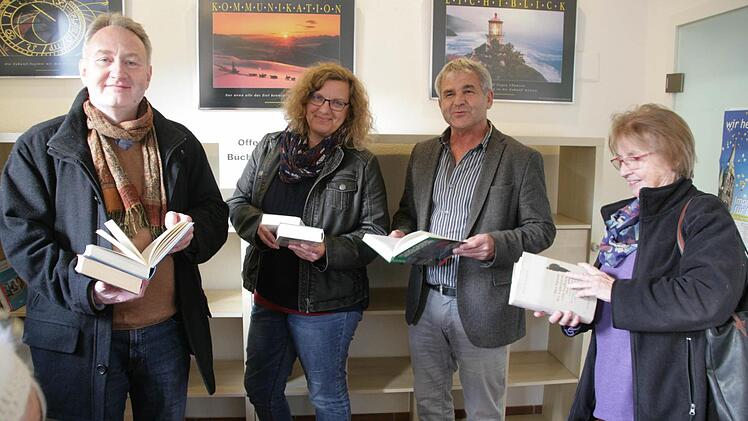 Pfarrer Ralph Utz, Elke Seeler, Bürgermeister Ludwig Nagel und Christel von der Dunk (v. l.) haben schon begonnen, das offene Bücherregal zu bestücken. Foto: Sylvia Hubele