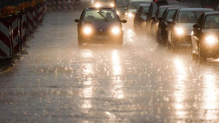 Wetterexperten warnen vor Starkregen. Foto: Julian Stratenschulte, dpa