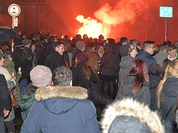 Dichtes Gedränge auf der Unteren Brücke an Silvester 2015. Archivbild: Ronald Rinklef