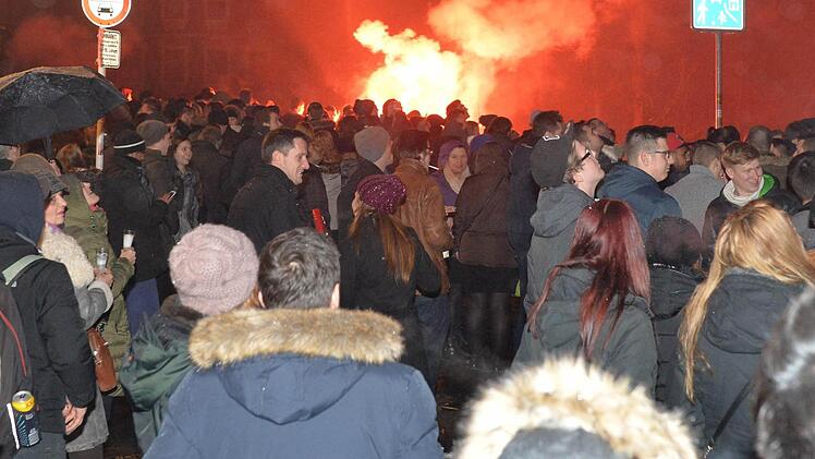 Dichtes Gedränge auf der Unteren Brücke an Silvester 2015. Archivbild: Ronald Rinklef