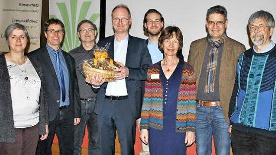 In die Mitte genommen: Diplommeteorologe Sven Plöger wurde nach seinem Vortrag von den Vertretern des veranstaltenden Netzwerks mit Honig-Produkten verabschiedet, auf dem Bild (von links) Annette Seehaus-Arnold (Imker), Mathias Klöffel (BBV), Helmut Schwartl (Energie-Initiative), Sven Plöger (Referent), Felix Schmidl (Projekt boden:ständig), Susanne Richter (BN), Michael Diestel (BBV) und Helmut Bär (BN).  Foto: Regina Vossenkaul