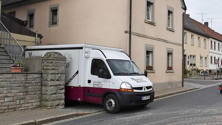 Metzger Mayers Mobil ragt beim Laden ein Stück in die Straße.