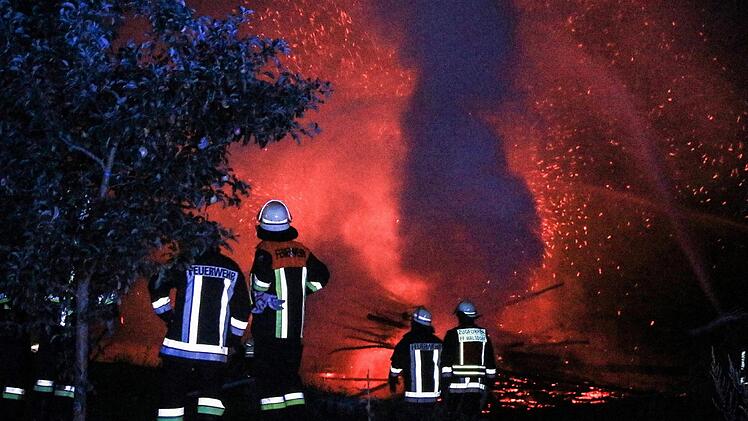 n Großaufgebot von Feuerwehrleuten war rückte in der Nacht auf Freitag nach Walsdorf aus. Foto: NEWS5 / Merzbach