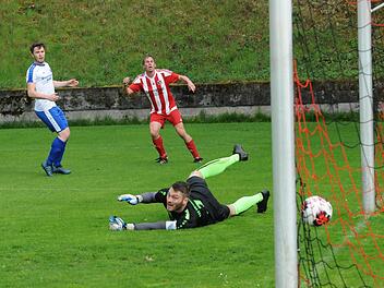 Maßarbeit: Fuchsstadts Andreas Graup zirkelt den Ball am Unterpleichfelder Keeper Stefan Kraus vorbei zum 2:0 ins Netz und kann kurz darauf jubelnd abdrehen - die Vorentscheidung. Foto: ssp