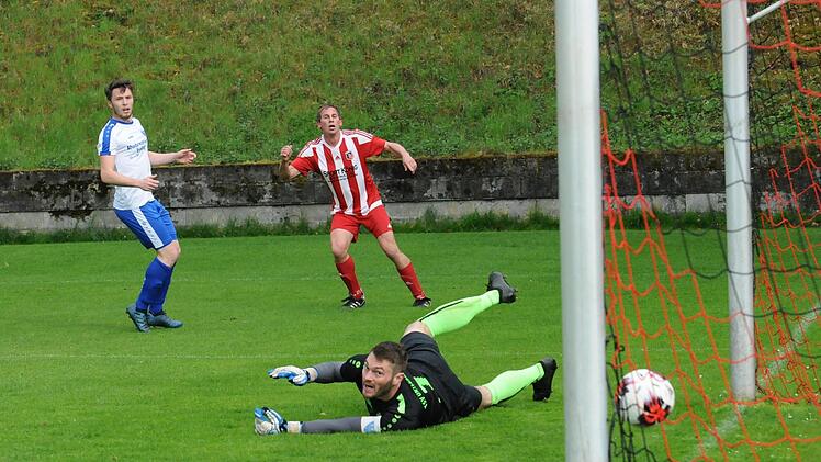 Maßarbeit: Fuchsstadts Andreas Graup zirkelt den Ball am Unterpleichfelder Keeper Stefan Kraus vorbei zum 2:0 ins Netz und kann kurz darauf jubelnd abdrehen - die Vorentscheidung. Foto: ssp