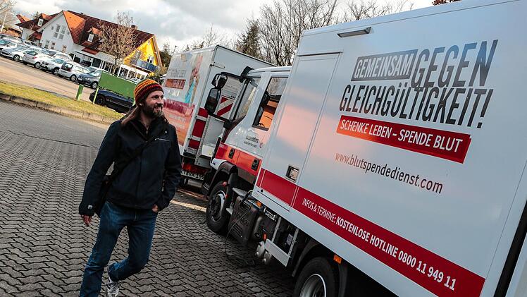 Ankunft An der BRK-Rettungszentrale (Paradiesweg 1) sind bereits zu Beginn des Spendetermins um 13.30 Uhr alle Parkplätze belegt. 403 Spender werden an diesem Tag ihr Blut geben, unter den 29  Erstspendern ist unser Reporter Sebastian Martin.  Uhr