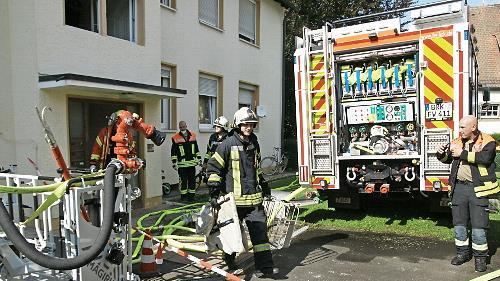 In einem Mehrfamilienhaus in der Valentin-Becker-Stra&szlig;e hat es gebrannt. F&uuml;nf Menschen wurden leicht verletzt. Im Bild Feuerwehrleute beim Zusammenpacken ihrer Ausr&uuml;stung.