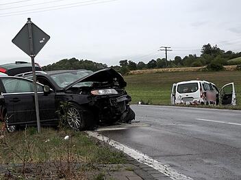 Tödlicher Verkehrsunfall nach Verfolgungsfahrt - Volvo kracht in Gegenverkehr Tödlicher Verkehrsunfall nach Verfolgungsfahrt - Volvo kracht in Gegenverkehr