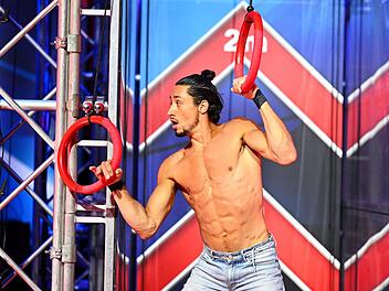 Stage 2 hatte ein mutiples Drama erzeugt: Am letzten der f&uuml;nf Hindernisse, der unsichtbaren Leiter, scheiterten acht Finalisten. Auch Top-Favorit Ren&eacute; Casselly schied aus.